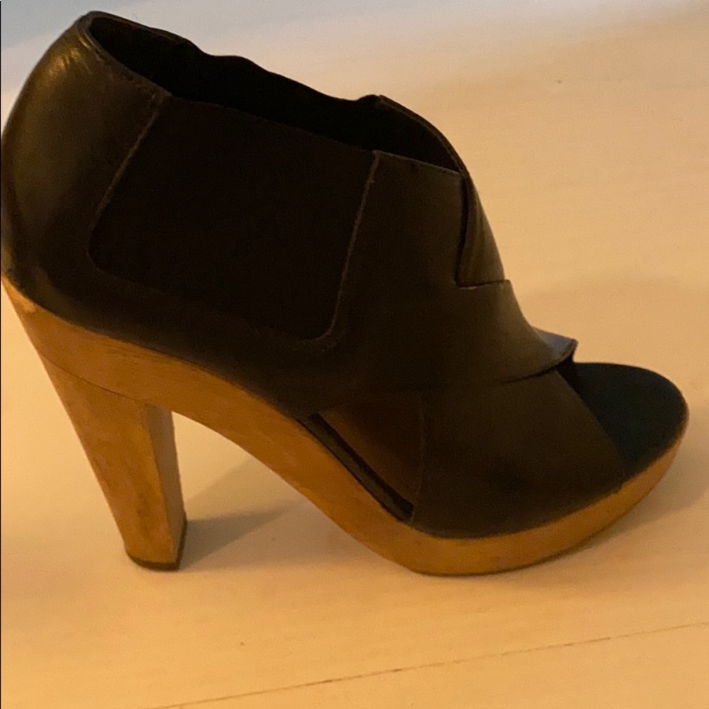 Theory heels